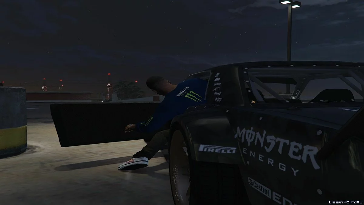 Футболки с логотипами Need For Speed и Monster / GTA 5