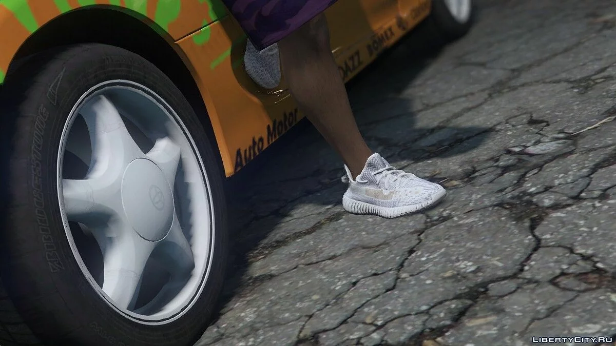 Yeezy 350 V2 Static Texture (Gucci/Feet/White Sock) / GTA 5