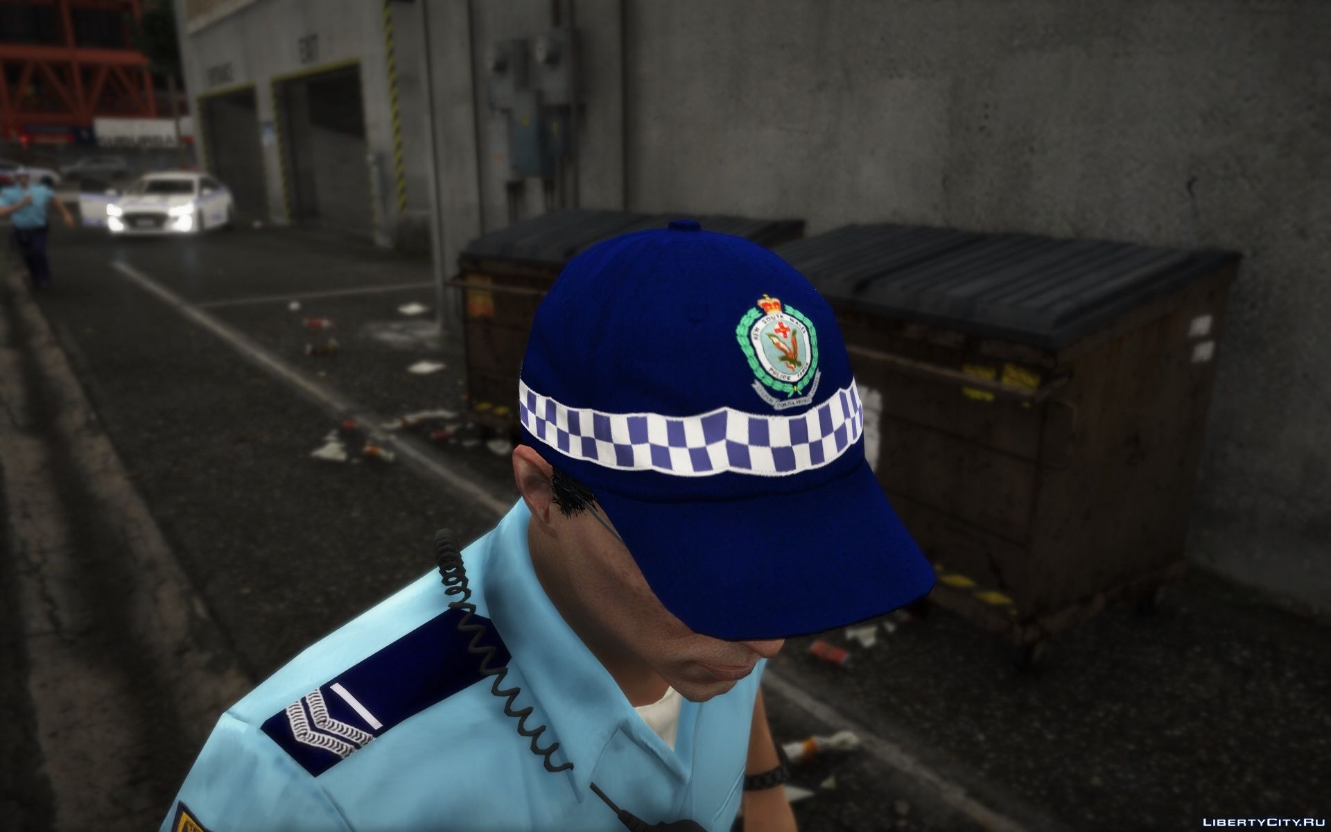 Полицейский в кепке