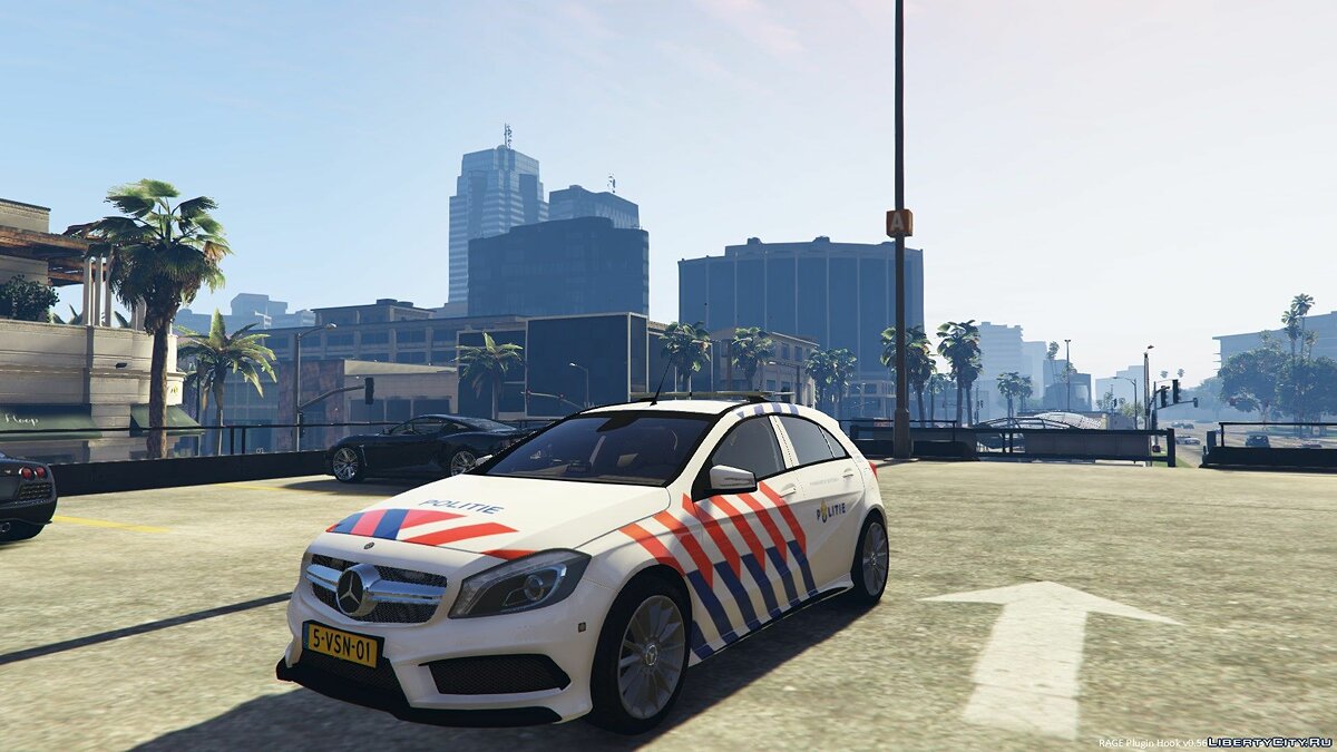 Скачать Mercedes Benz AMG A45 politie auto - ELS 1.0 для GTA 5