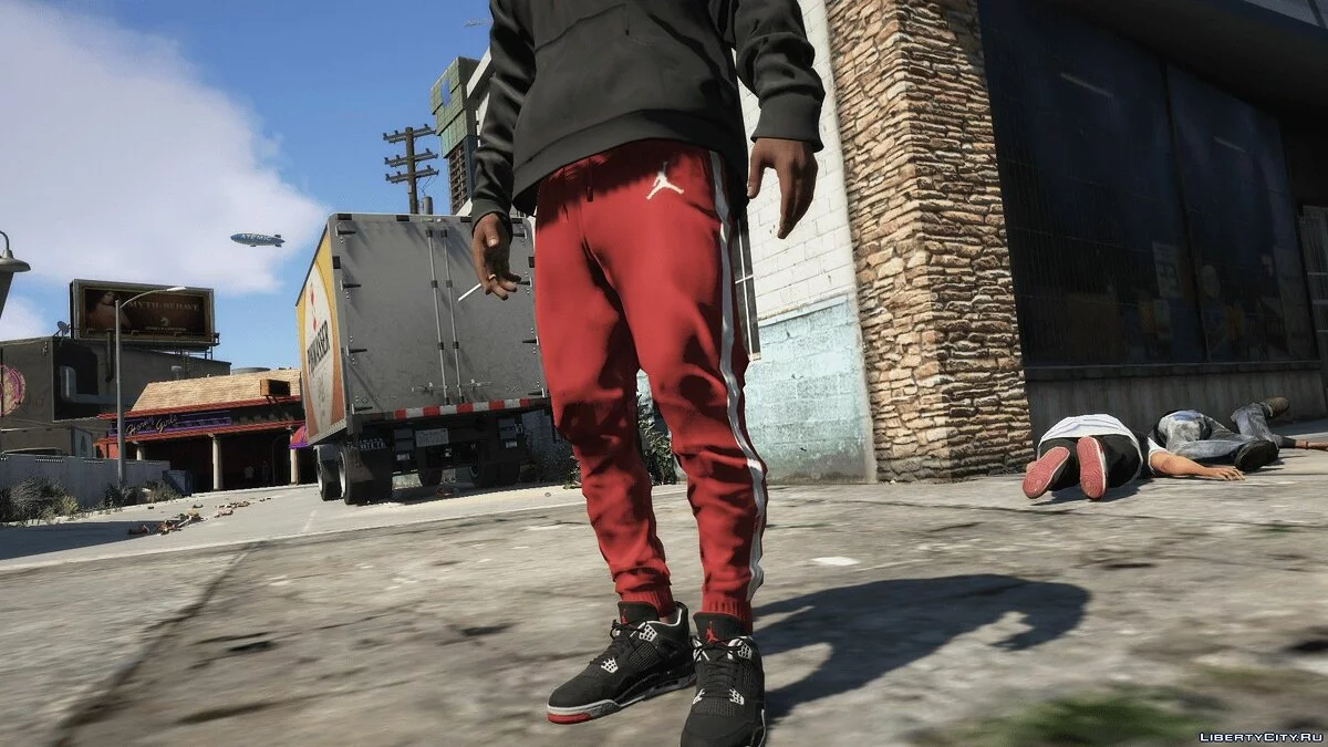 Джоггеры с полосками от бренда