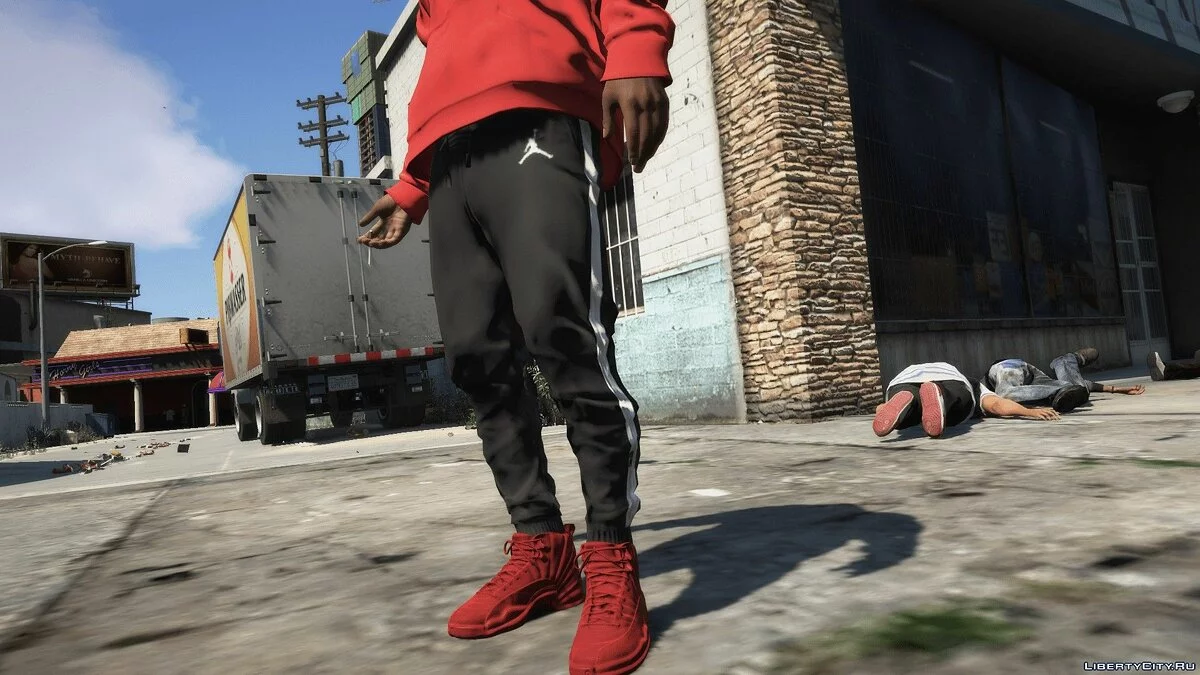 Джоггеры с полосками от бренда