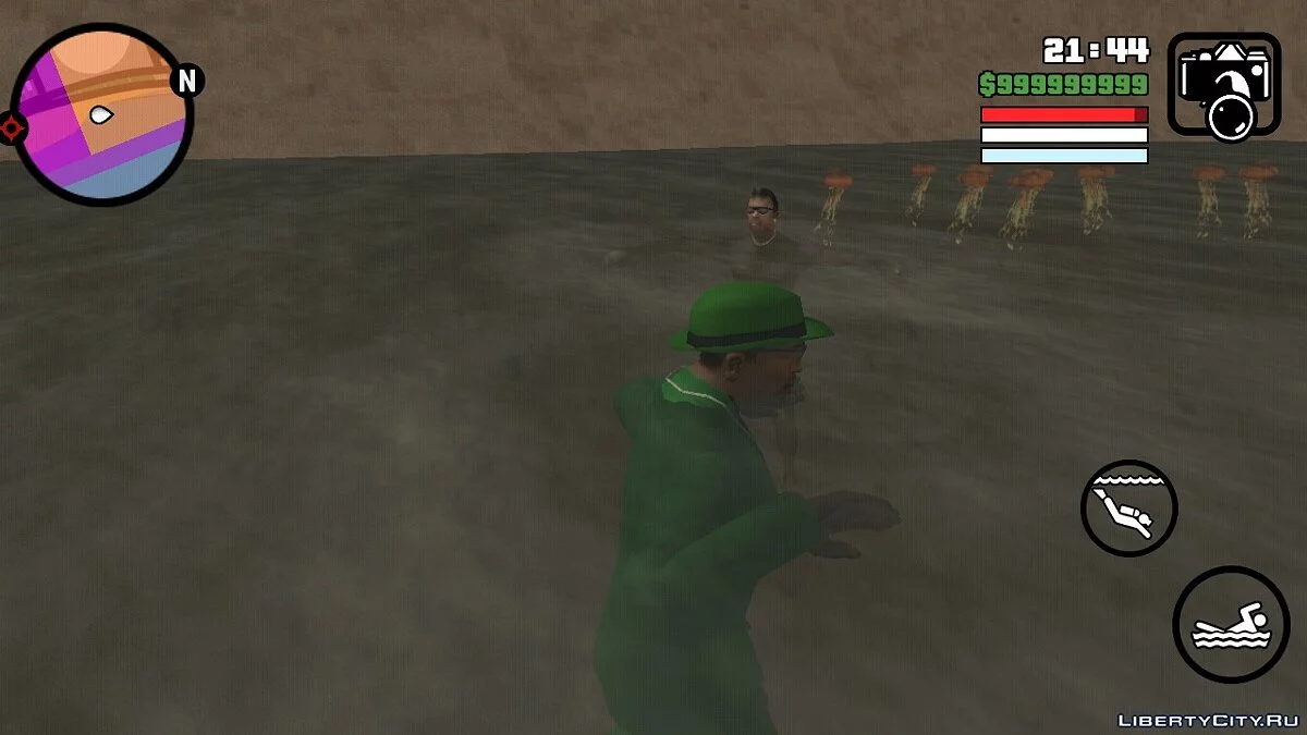 На пляжах люди плавают в воде / GTA San Andreas (iOS, Android)
