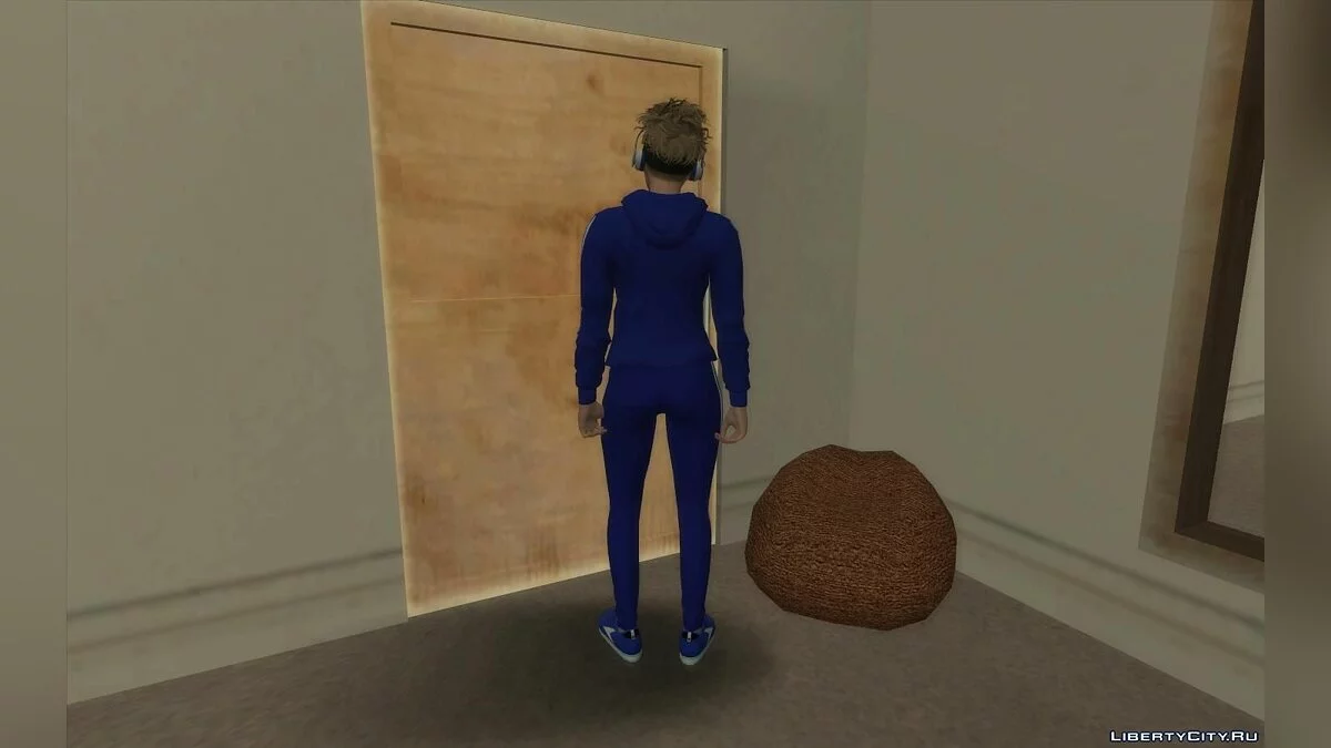 Девушка-блондинка из GTA Online в спортивном костюме Adidas / GTA San Andreas