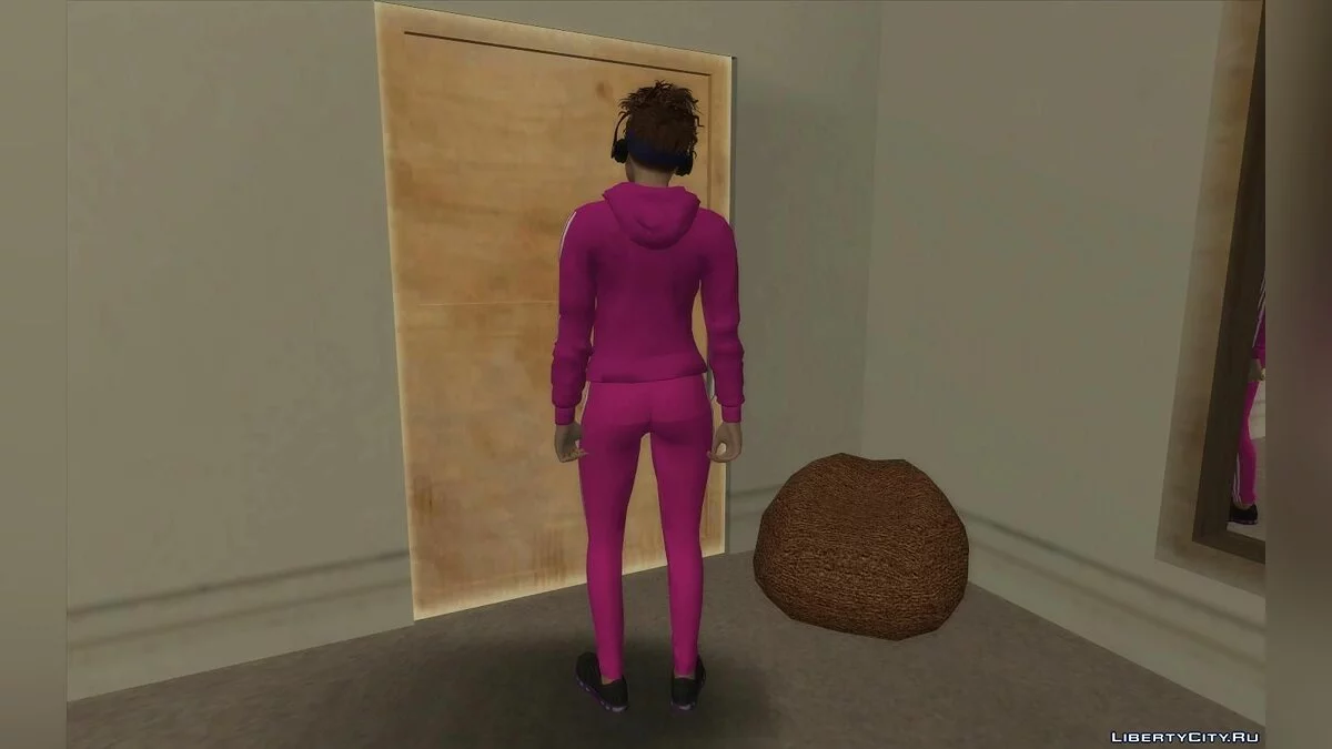 Девушка из GTA Online в розовом спортивном костюме / GTA San Andreas
