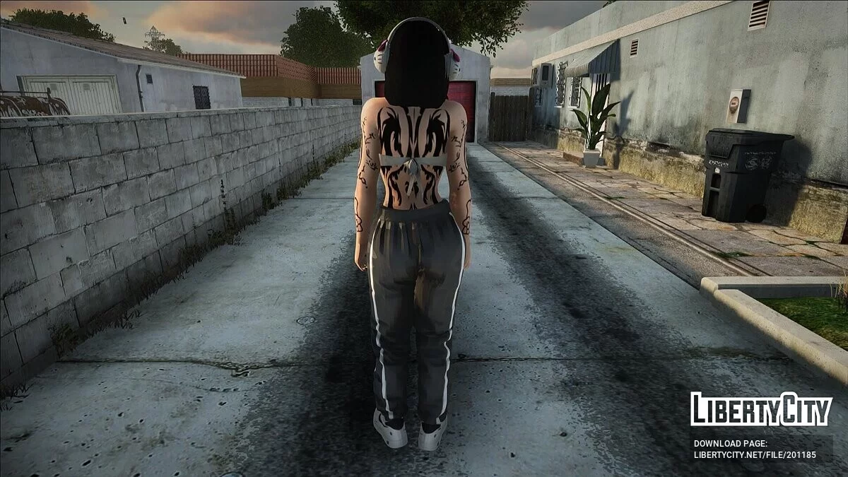 Брюнетка в наушниках / GTA San Andreas