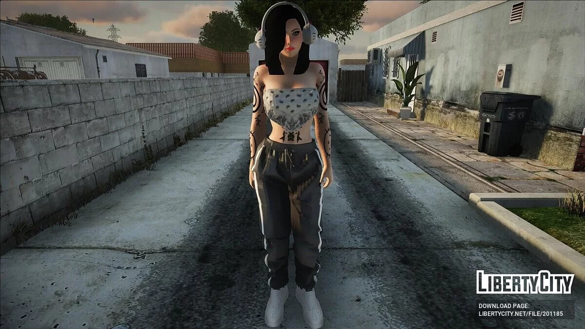 Брюнетка в наушниках / GTA San Andreas